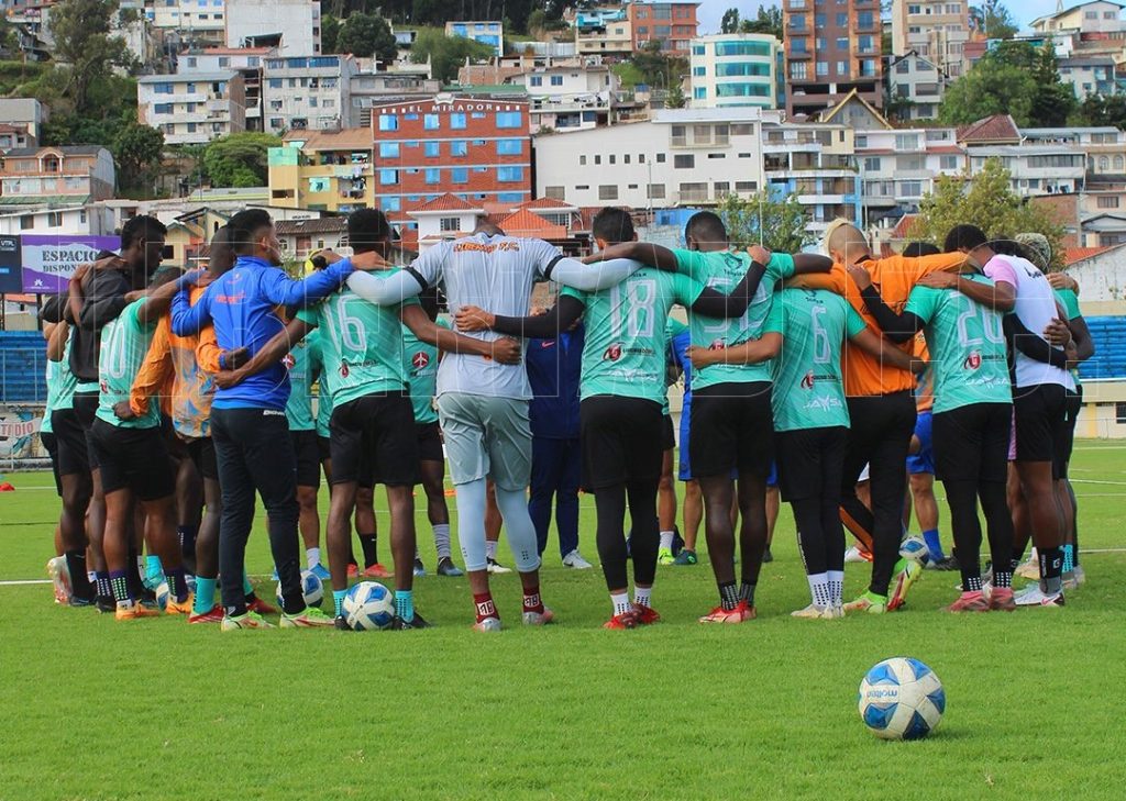 Los jugadores de Libertad FC durante un entrenamiento en el Estadio Reina del Cisne. (Foto: Facebook Libertad FC)