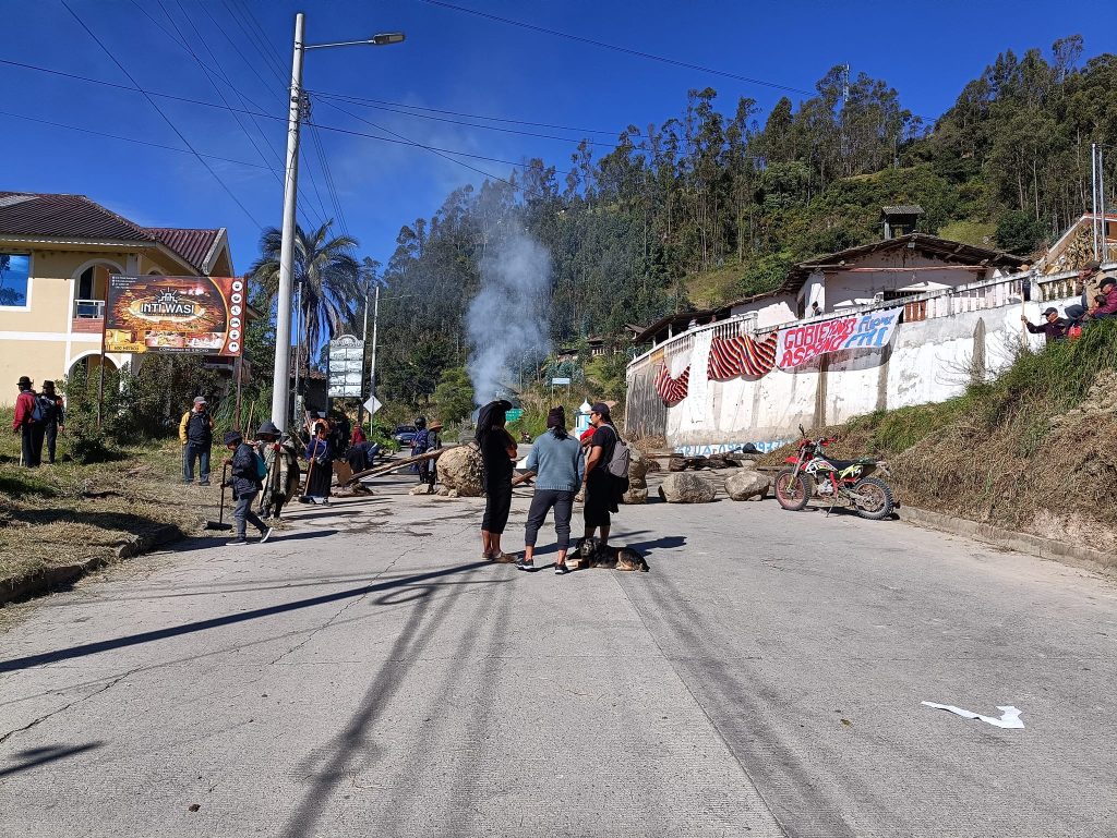 El paso de la vía Panamericana (Loja-Cuenca) continúa suspendido. (Foto cortesía Radio Frontera Sur).