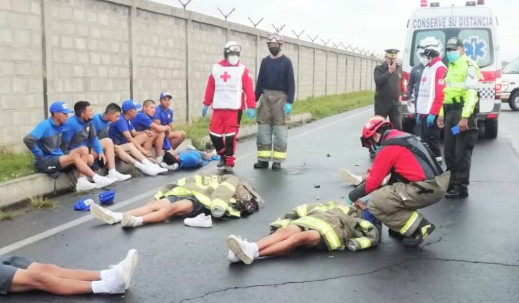 Uno de los aspirantes que quedó tendido sobre la calzada ya no se levantó.