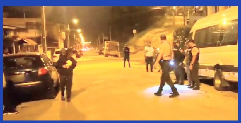 A eso de las 21:30 se reportó el suceso a la Policía, que acudió raudamente.