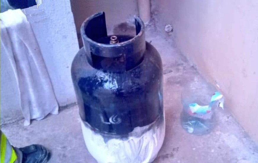 Los bomberos detectaron que la manguera estaba mal conectada.