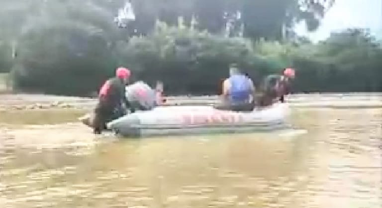 Los policías del GOE y los bomberos de Zamora buscan al ciudadano.