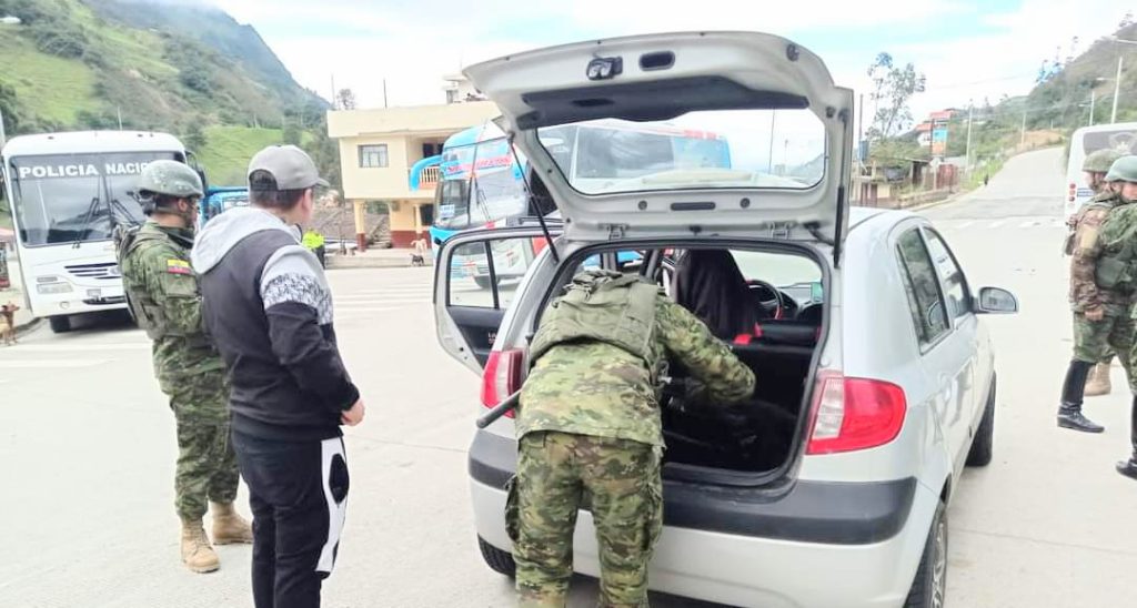 Los registros a los vehículos y ocupantes son minuciosos.