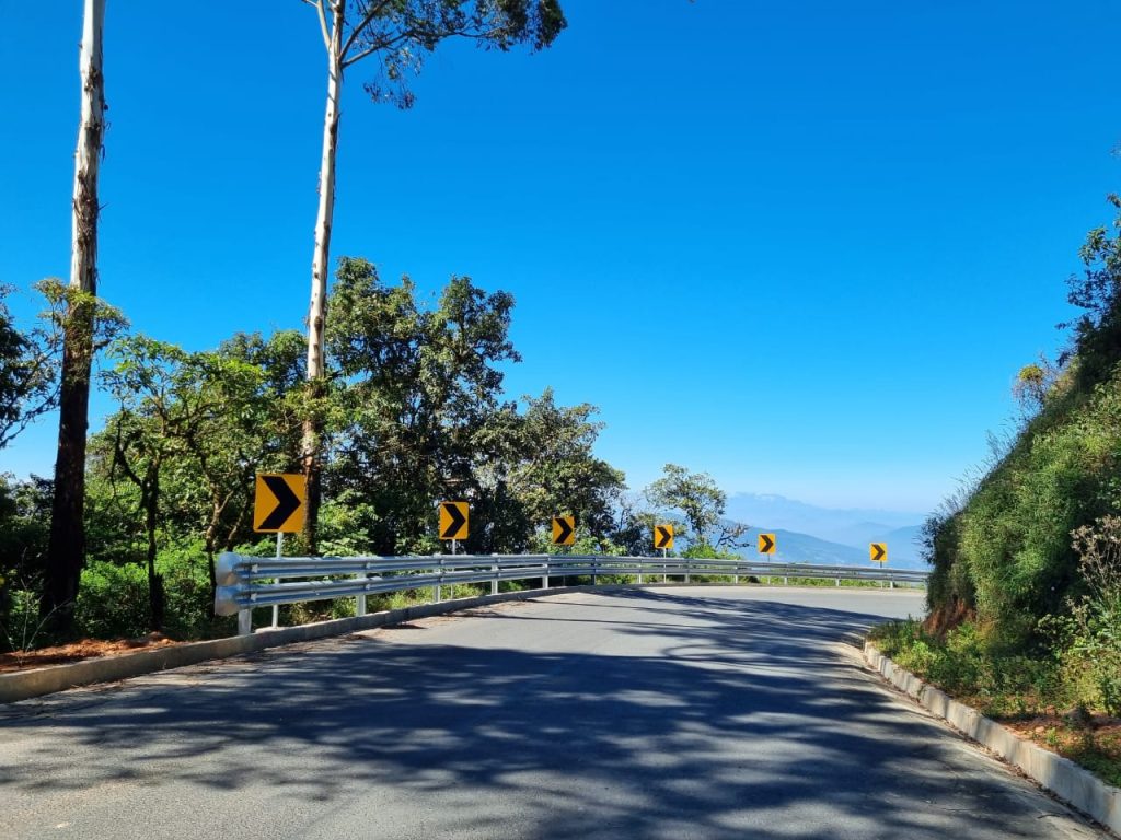 La vía al momento se encuentra habilitada para el paso vehicular.