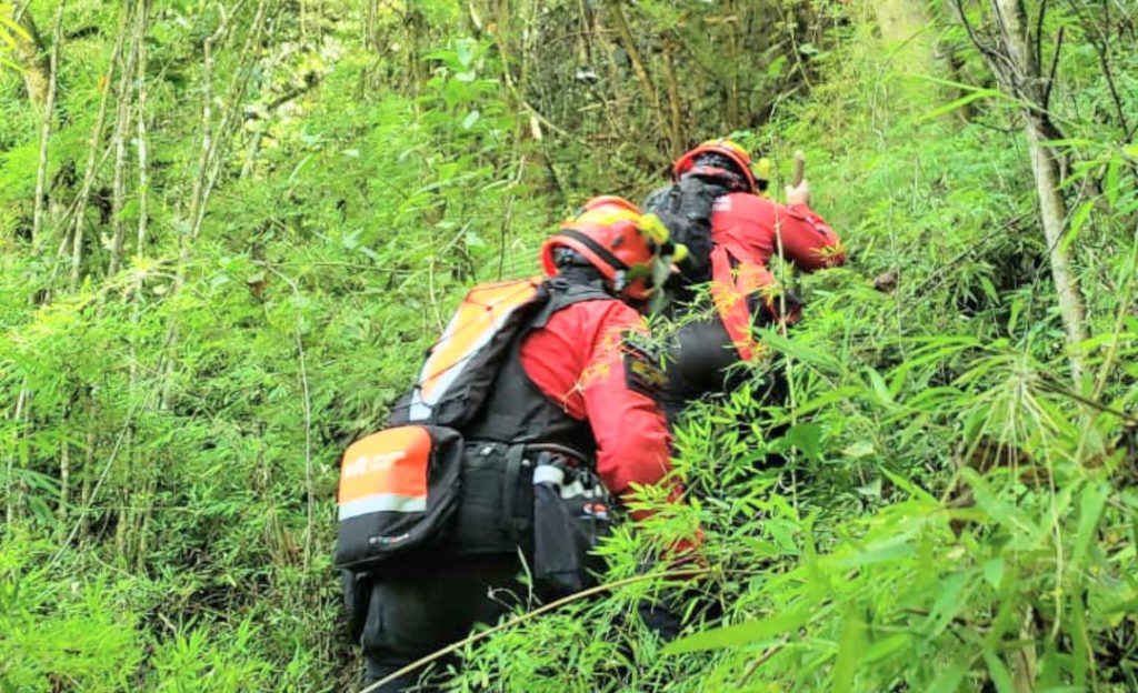 A primeras horas del martes los bomberos de Vilcabamba se internaron en la montaña.