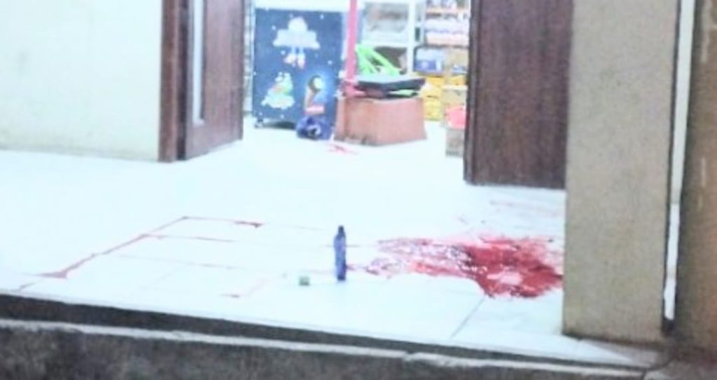 Las manchas de sangre en ese negocio son la evidencia del presunto homicidio.