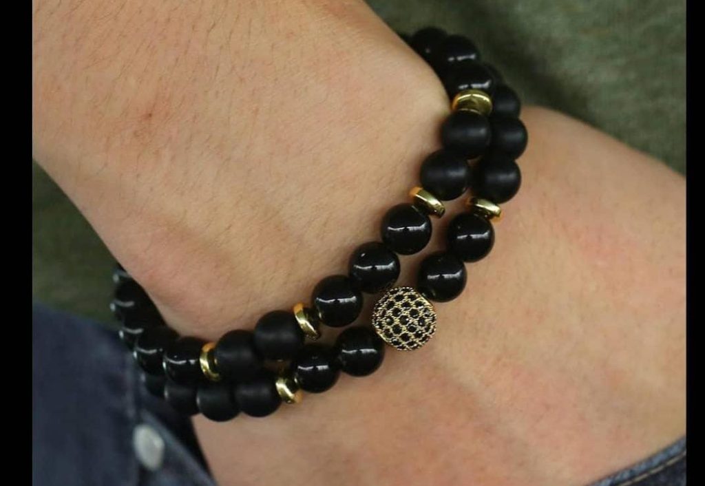 Las pulseras tanto para hombres como mujeres forman parte de su catálogo.