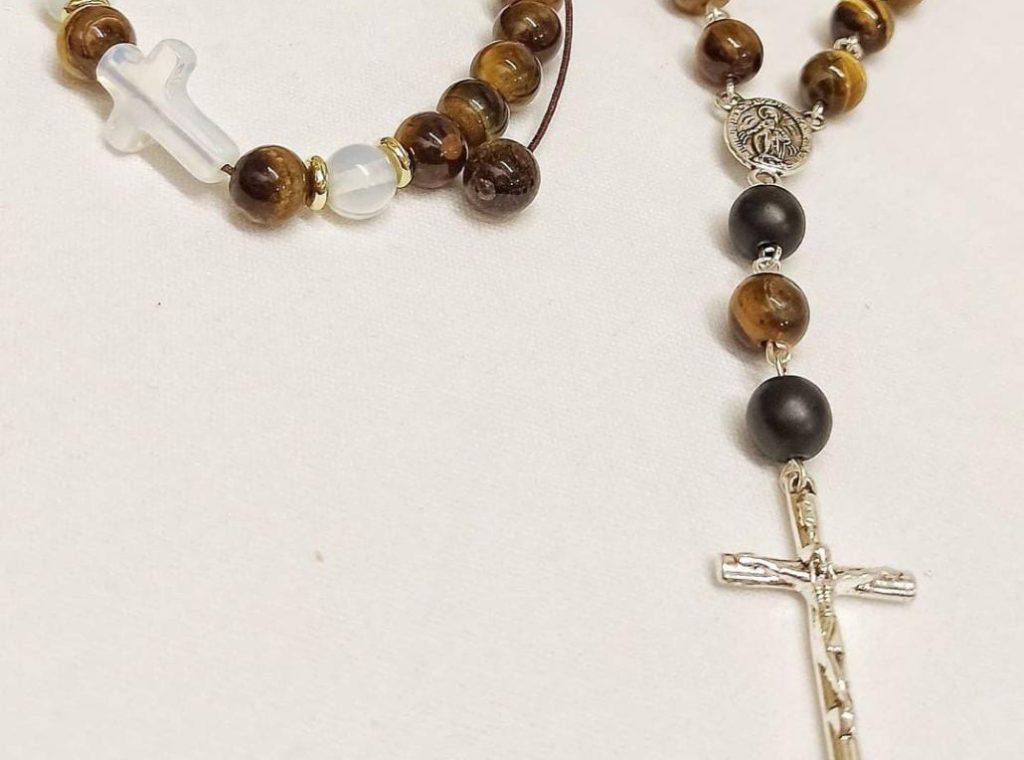 Prendas que se usan en eventos religiosos también son elaborados por ella.