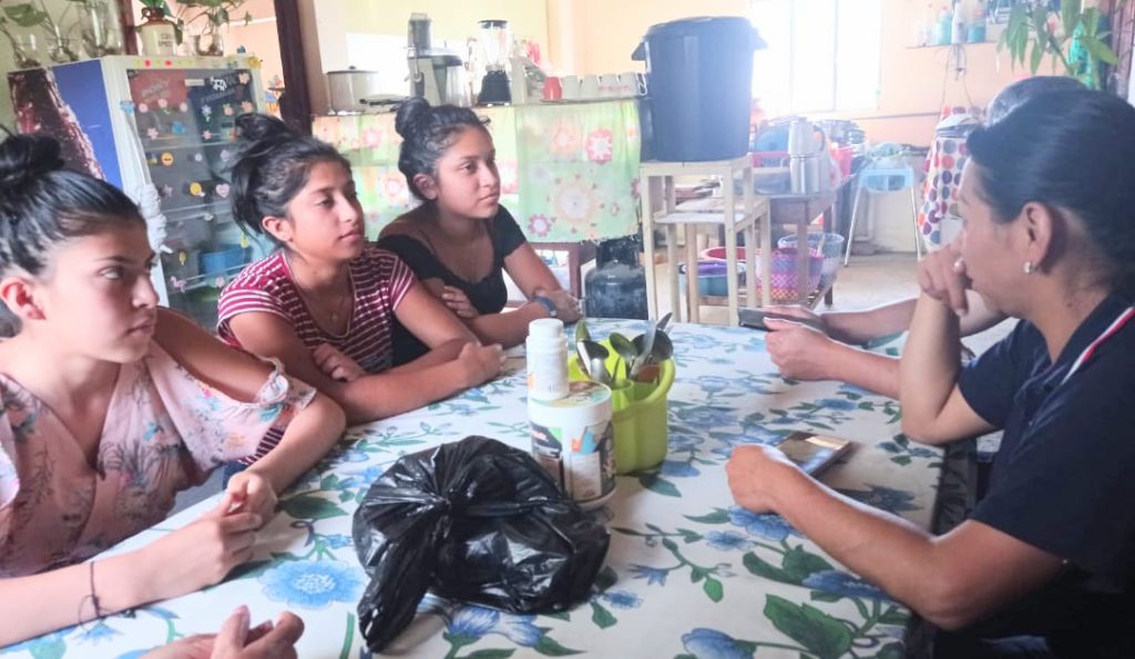 Los casacas rojas acuden a las casas de sus habitantes.