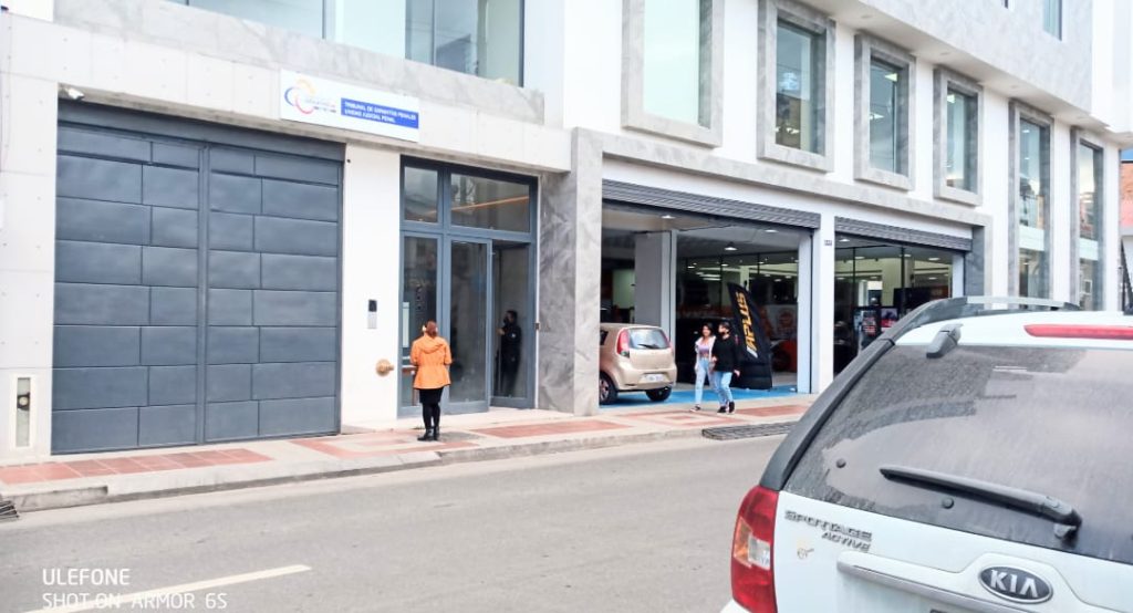 La diligencia duró alrededor de 50 minutos.