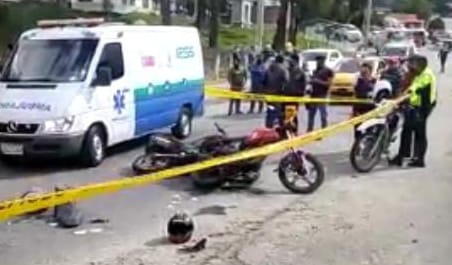 Sobre el pavimento se observa el casco de uno de los conductores.