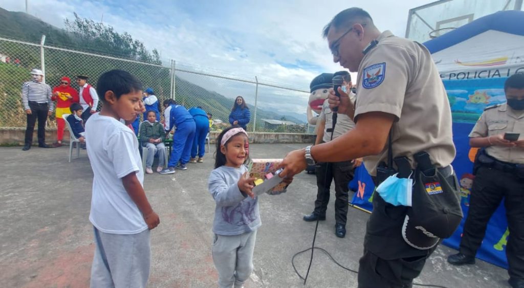 Los niños recibieron un presente de parte de los uniformados.