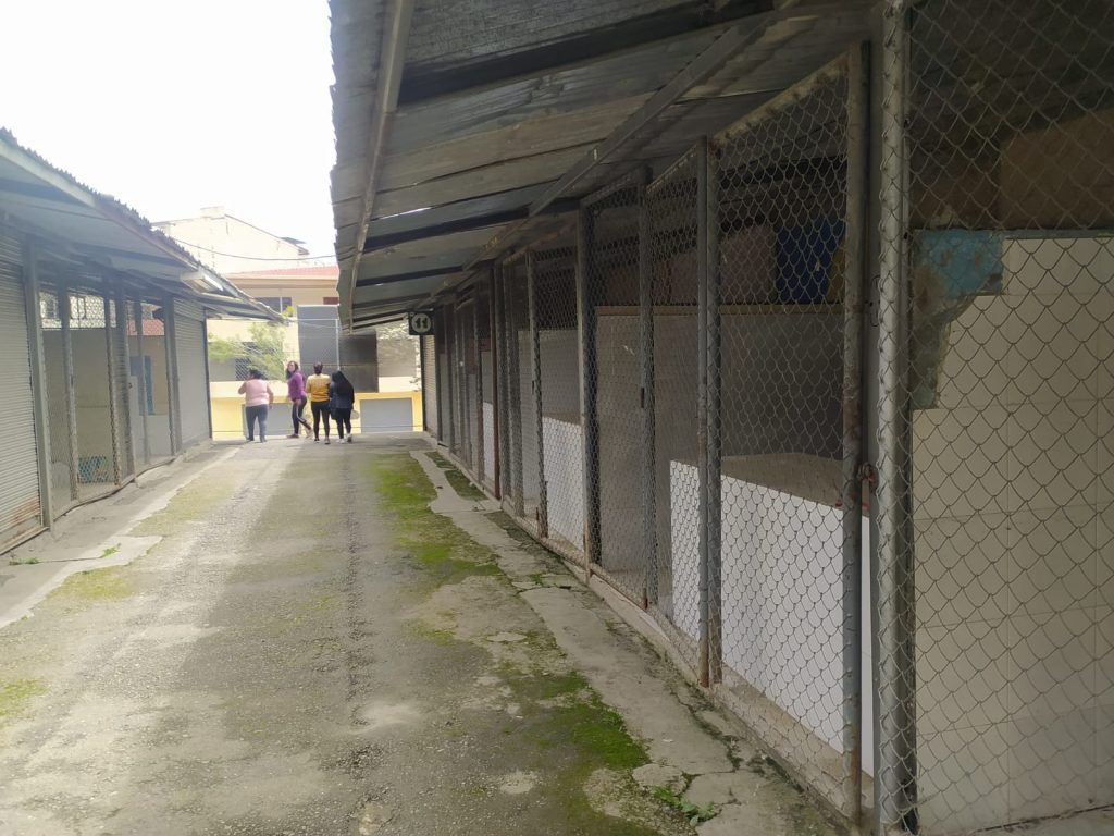 Varios puestos están desocupados en este mercado.