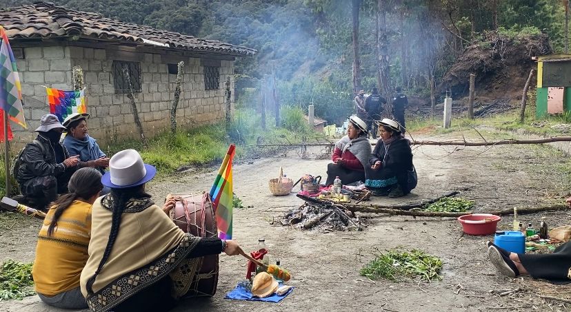 Sectores que defienden a la montaña se encuentran en el lugar en actitud de vigilia.
