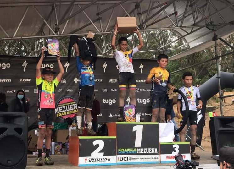 El ciclista lojano en el podio.