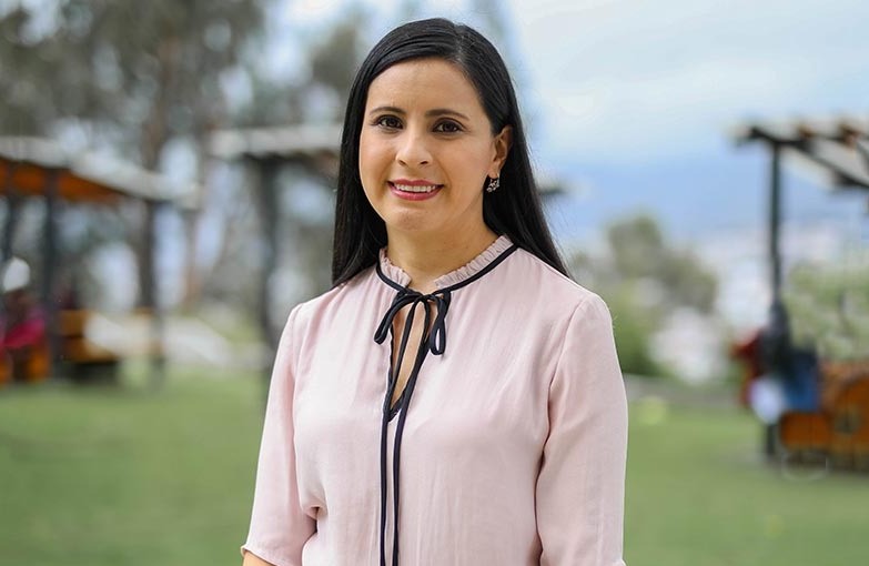Lupe Espinoza indica que la carrera cuenta con laboratorios de vanguardia para que los alumnos realicen sus prácticas preprofesionales.