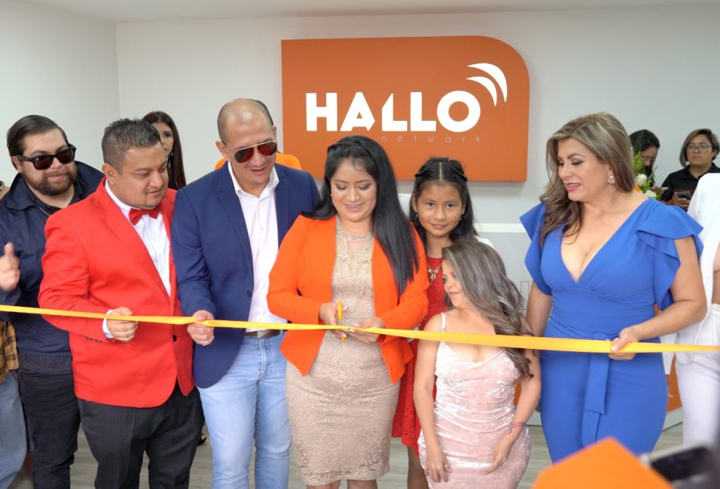 Varios ‘influences’ participaron en la inauguración de la oficina de Hallo en Loja.