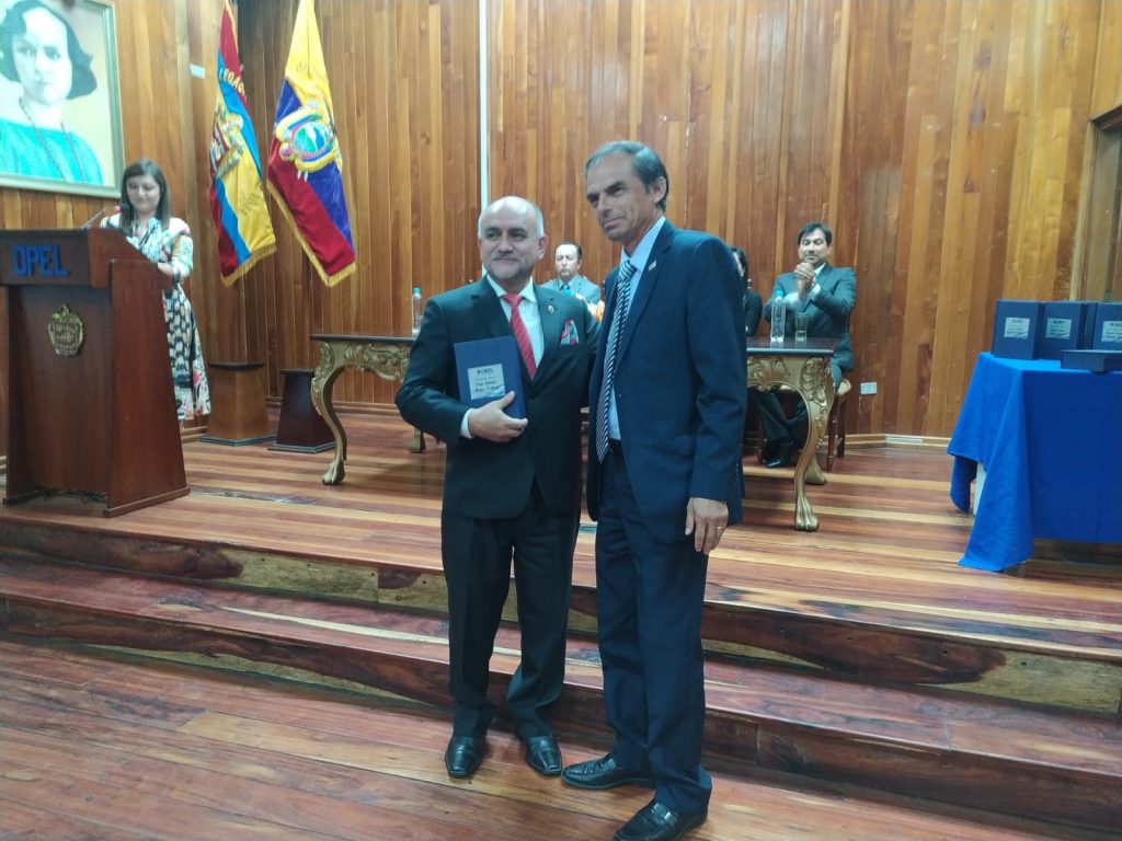 Jorge Patricio Muñoz Vizhñay (izquierda), fue uno de los homenajeados por cumplir más de 30 años de ejercicio profesional.