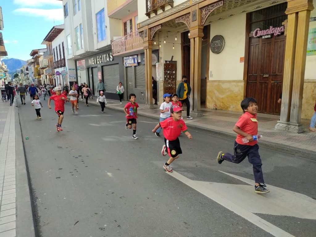 Niños de varias edades participaron en la actividad deportiva.