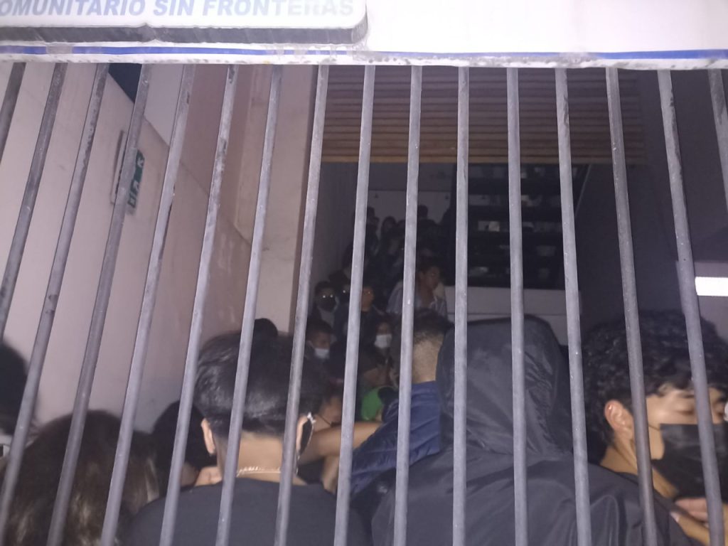 Adultos y menores de edad fueron desalojados del local.