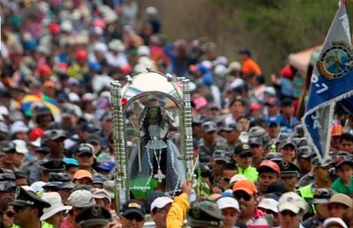 La romería convoca a miles de fieles, a lo largo de la vía, desde El Cisne a la ciudad de Loja.