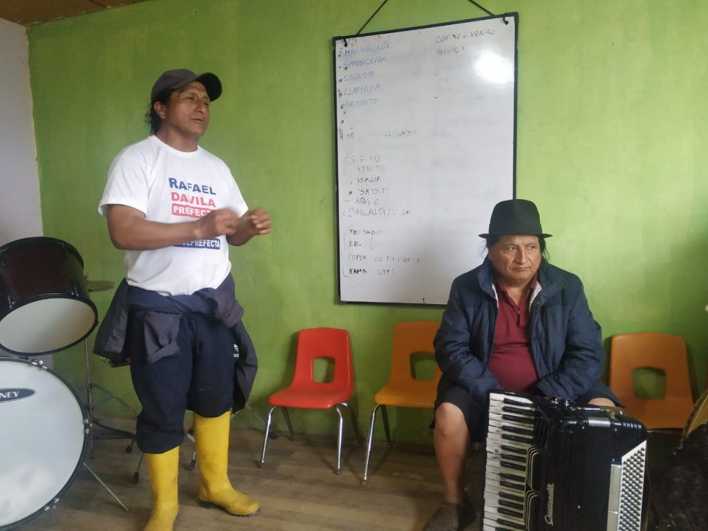La capacitación está a cargo del docente y músico Cristhian Loachamin.