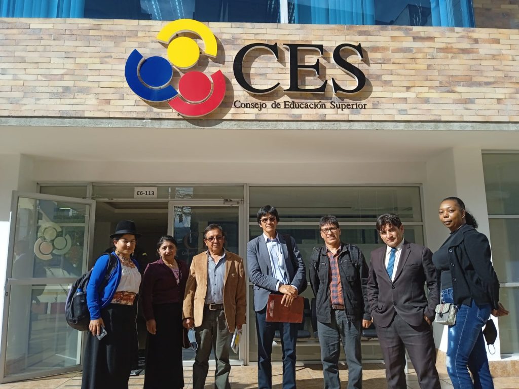 El rector, José Poma Loja; la vicerrectora, María Sarango; el asesor Jurídico, Carlos Condoy, entre otros, se reunieron en la tarde de ayer, en Quito, con funcionarios del Consejo de Educación Superior (CES). Allí denunciaron el caso.