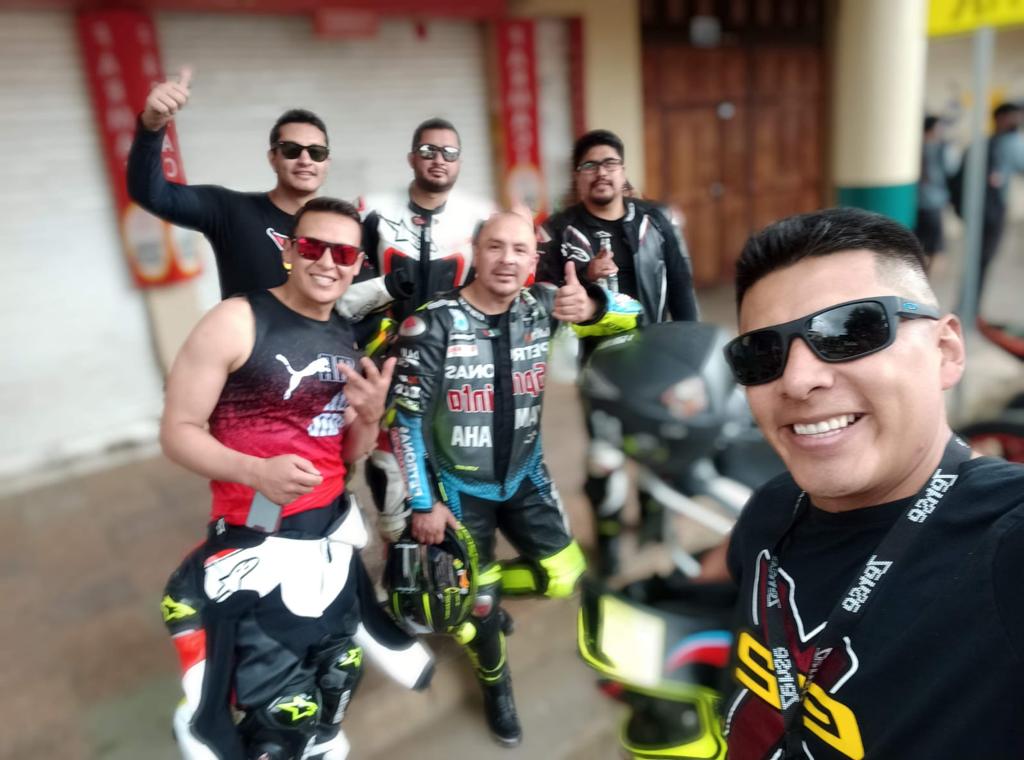 Alfonso Coronel era un apasionado del motociclismo. En la foto está junto a amigos con quienes compartió la misma afición.