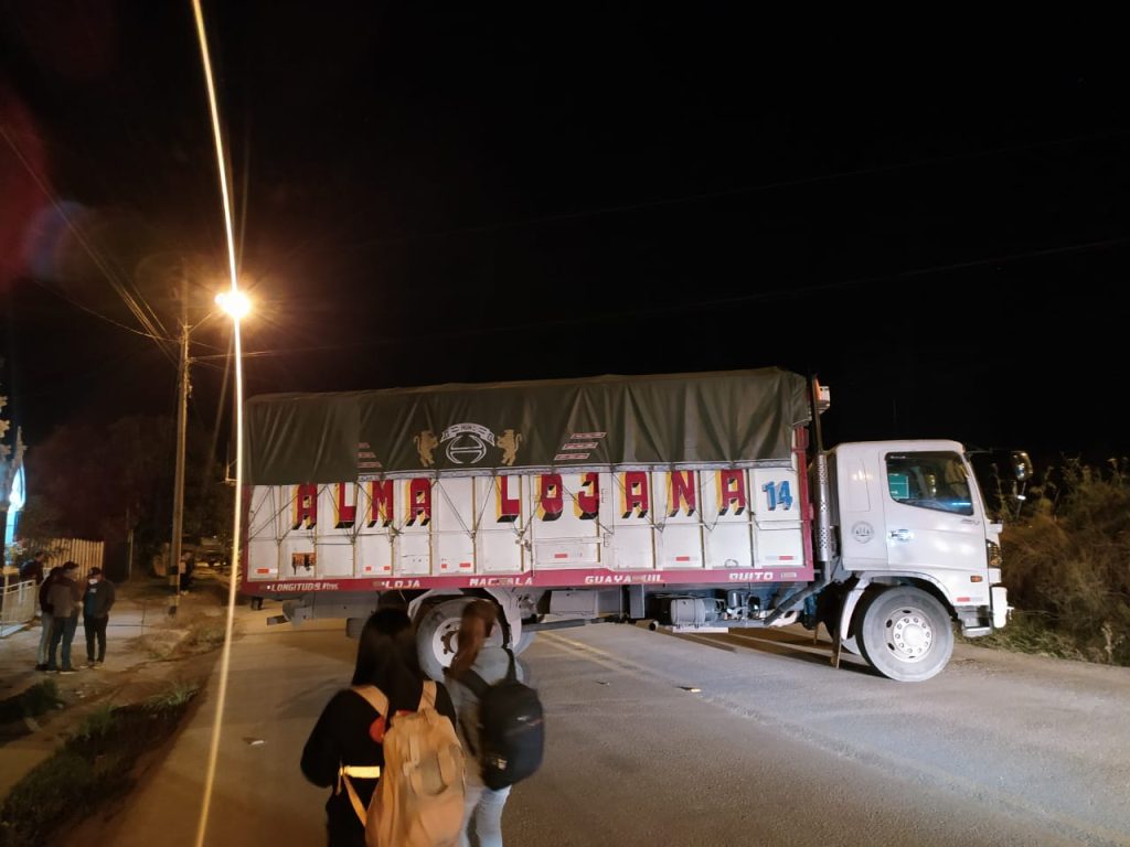 La vía Loja-Catamayo, a la altura de El Plateado, fue cerrada por vehículos pesados. Muchos usuarios tuvieron que caminar para llegar a sus destinos.