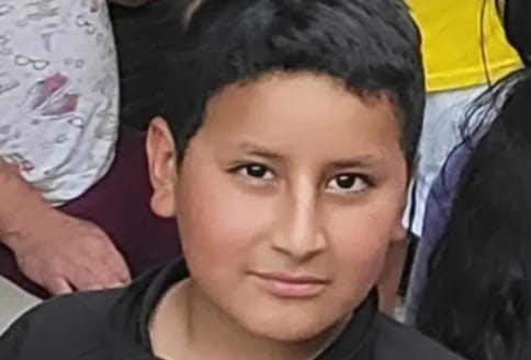 Kevin estudia en la escuela José Ángel Palacio. Cursa el séptimo año de educación básica.