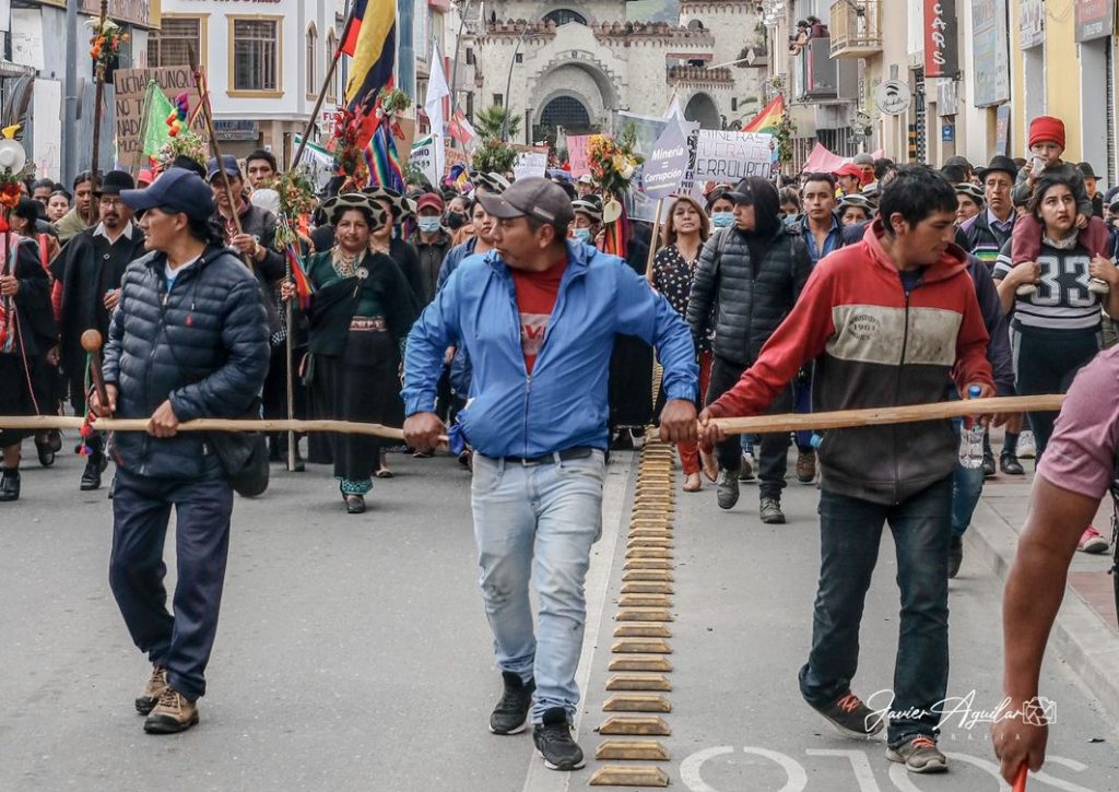 La marcha contó con gran presencia de integrantes del pueblo Saraguro, y de colectivos sociales.