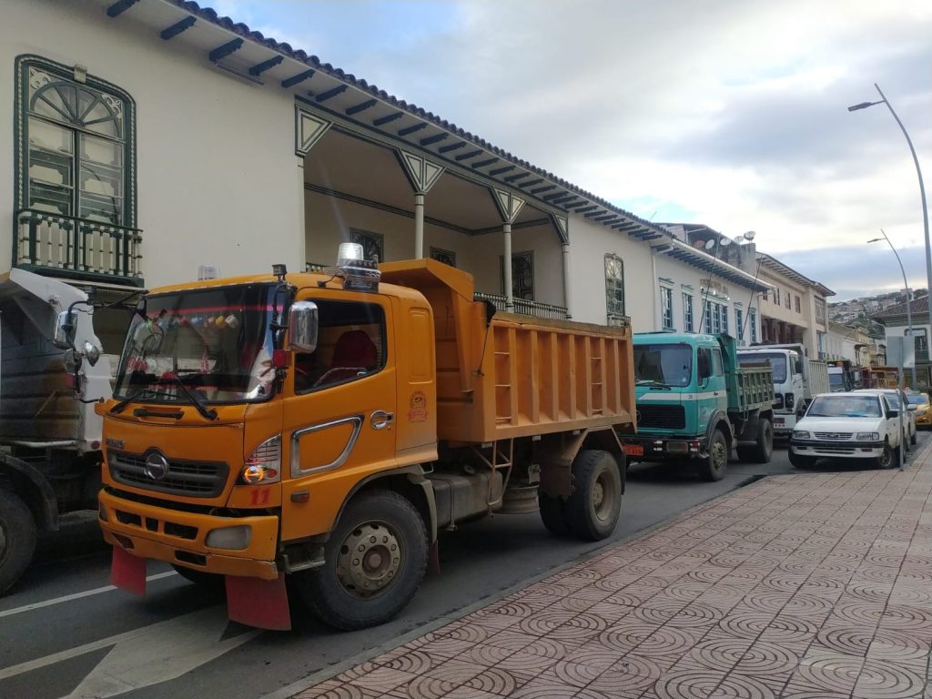 Los transportistas estacionaron sus vehículos en los exteriores de la Gobernación mientras se desarrollaba la reunión con las autoridades.