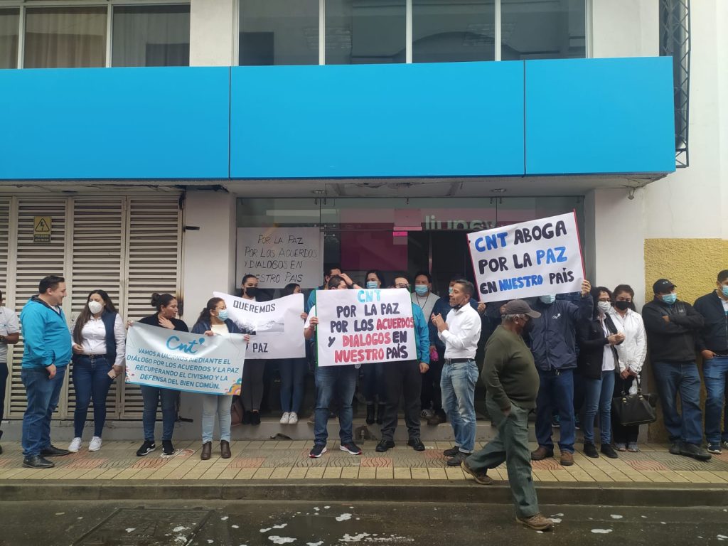 El plantón de los trabajadores de CNT se cumplió a las afueras del edificio de la institución.