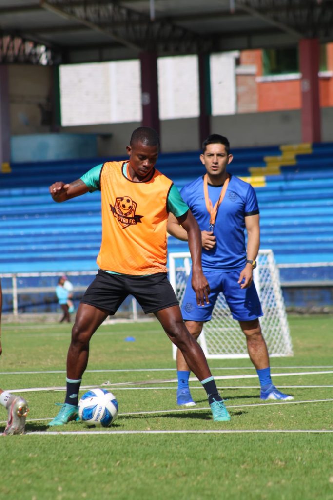 El equipo entrenó con normalidad en el estadio Reina del Cisne.