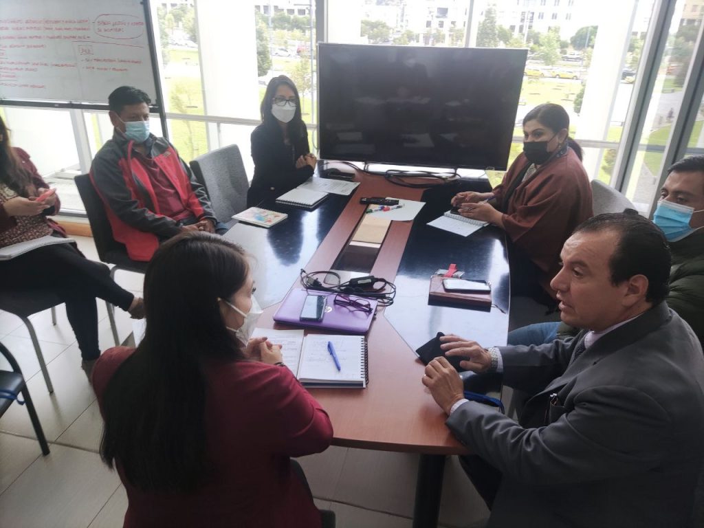 El asambleísta Marco Iñiguez durante la reunión con los funcionarios del MSP.