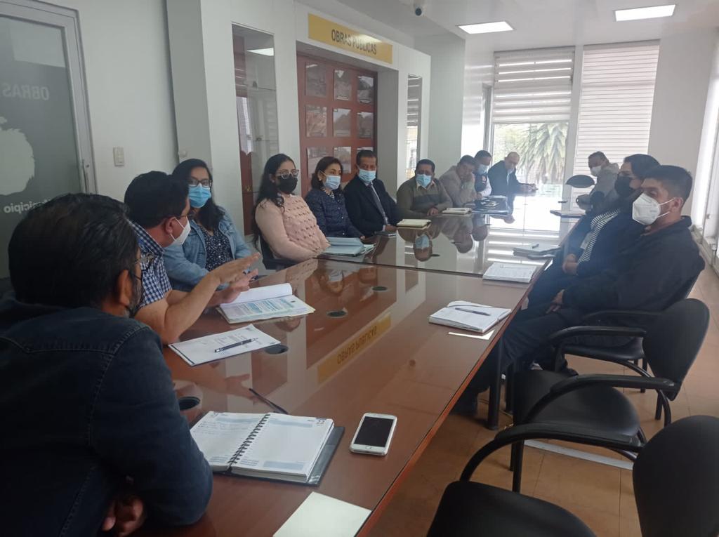 Hubo una reunión entre técnicos y beneficiarios para aclararles algunos temas.