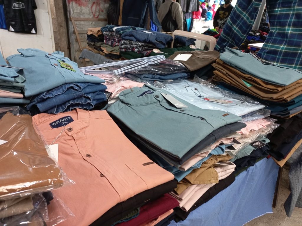 Hay una variedad de productos disponibles.