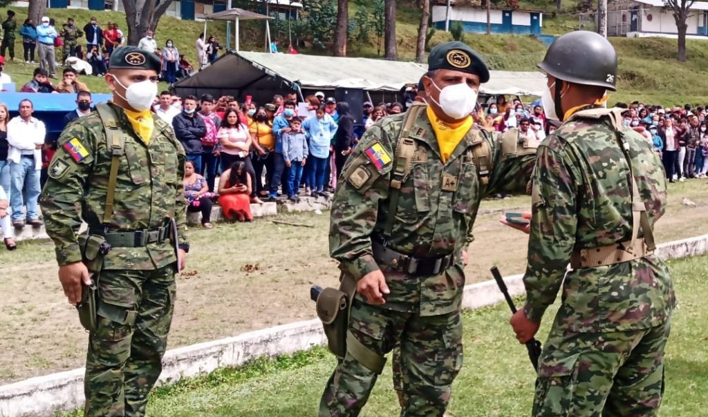 Luis Pozo Pillaga entregó un reconocimiento a uno de los conscriptos de una unidad militar.