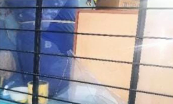 Para ingresar al aula rompieron las ventanas.