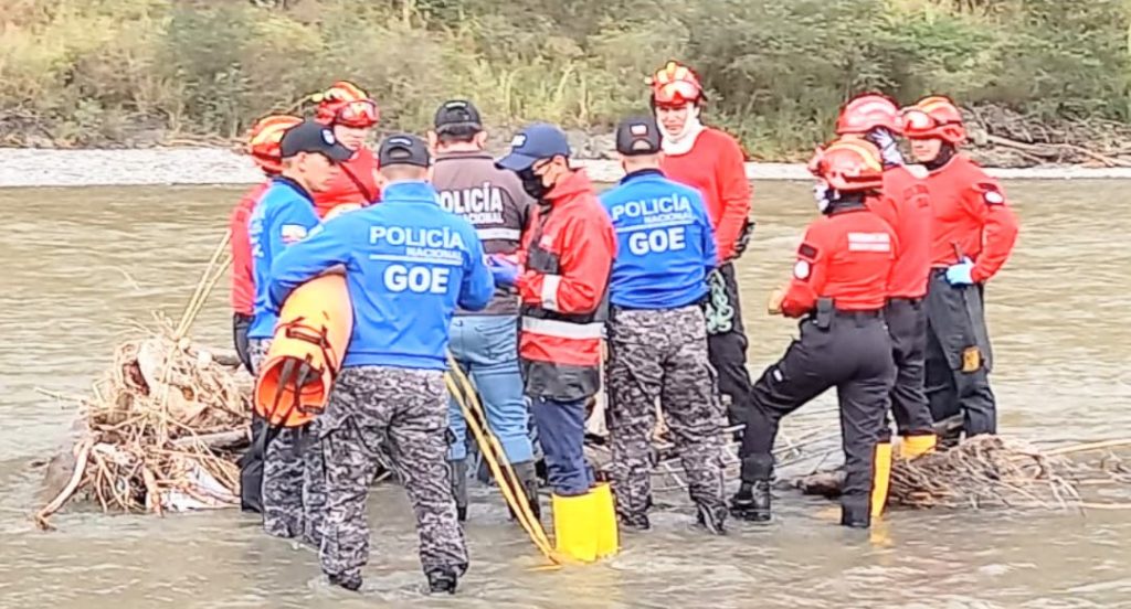El Grupo de Operaciones Especiales y los bomberos de Loja rescataron el cadáver de una palizada.