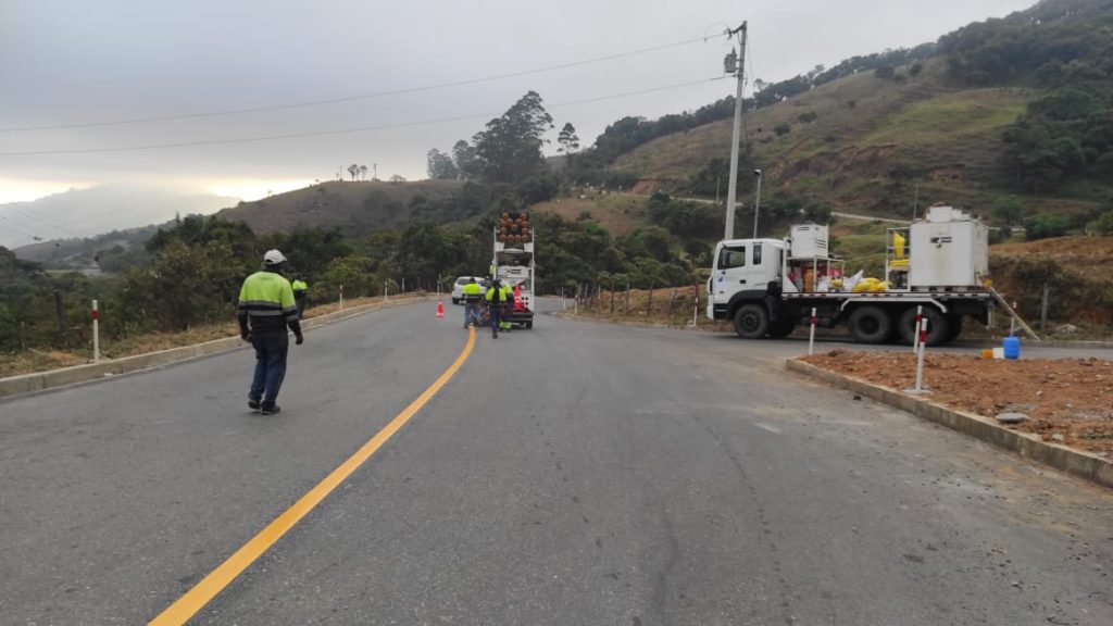 La vía al momento se encuentra habilitada para el paso vehicular.
