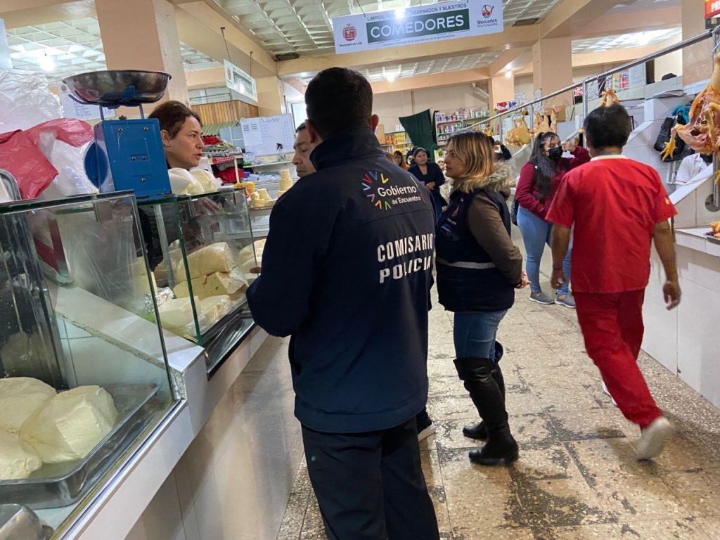 La autoridad policial, la mañana de este lunes 4 de julio, recorrió los diferentes puestos de los mercados.