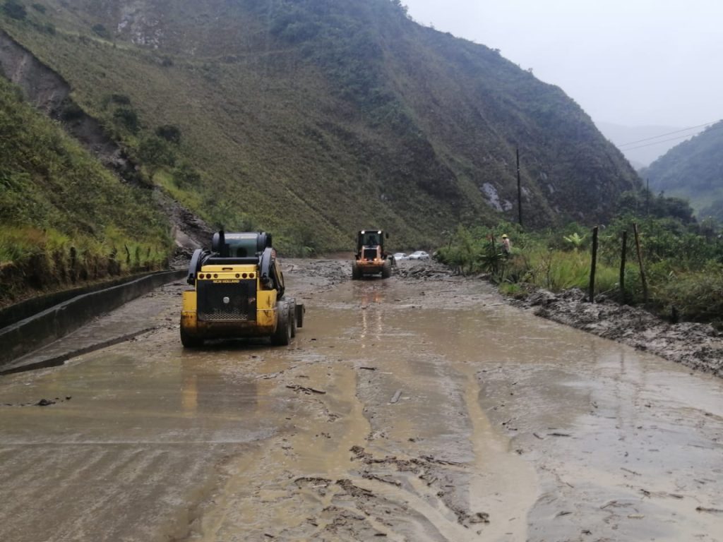 El MTOP destinó personal y maquinaria para habilitar la vía Loja-Zamora.