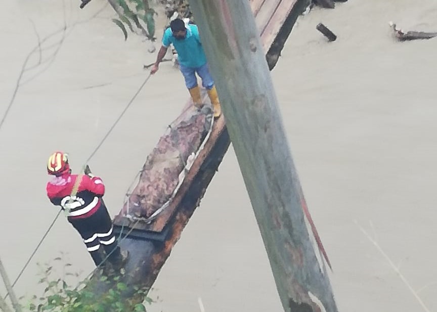 Efectivos del Cuerpo de Bomberos de Loja fueron, en la mañana de ayer, a rescatar el cadáver.
