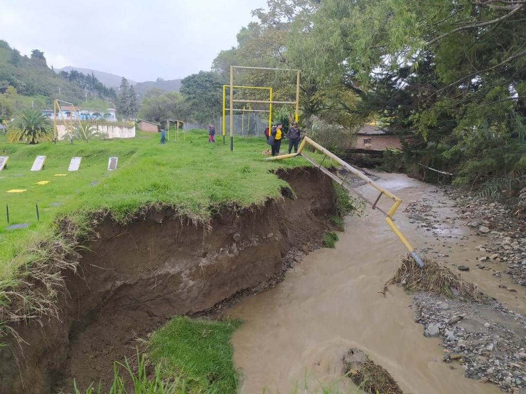 La tierra que está en una de las márgenes de la quebrada se ha ido deslizando.