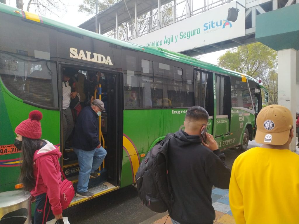 Pese a la reapertura de las nueve paradas, los transportistas continúan recogiendo y dejando pasajeros en sectores ubicados a varios metros de distancia.