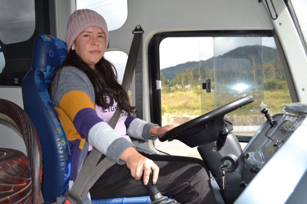 La licencia profesional tipo D permite conducir buses.