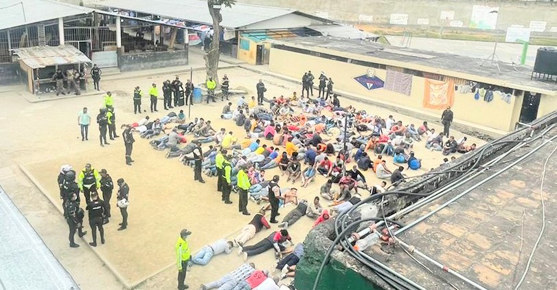 Los presos, el viernes 1 de julio, fueron recostados en el patio central de la cárcel.