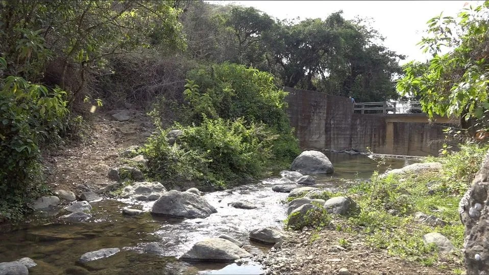 La vertiente de agua se ubica en el sector donde se quiere realizar labores mineras.