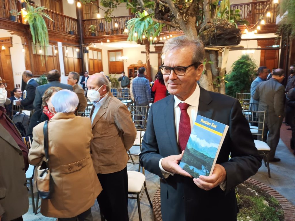 Manuel Vivanco muestra un ejemplar de su nueva novela ‘Destino Sur’.